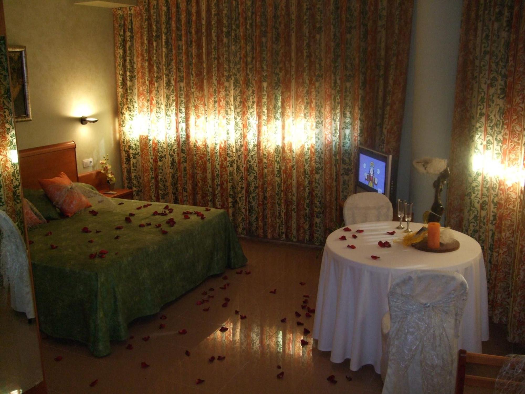 Hotel Fonda Neus Sant Sadurní dʼAnoia Εξωτερικό φωτογραφία